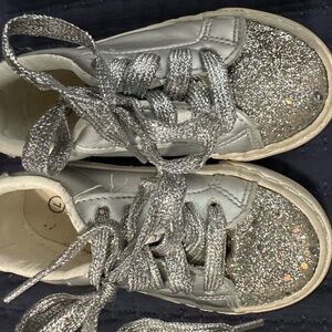Size 7 girls silver sneaker